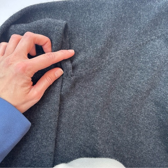 [SOLD] Aritzia Wilfred Grey Wool and Cashmere V-Neck Relaxed Fit Sweater size XS - Picture 12 of 14
